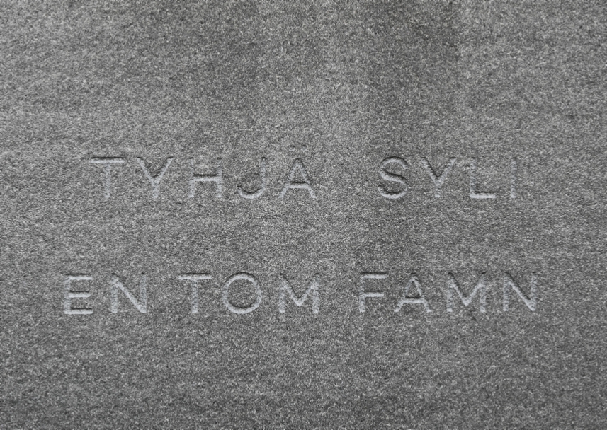 Tyhj� Syli, En tom famn kaiverrettu teksti, Harri Pakarinen, Autuas Monumental Oy