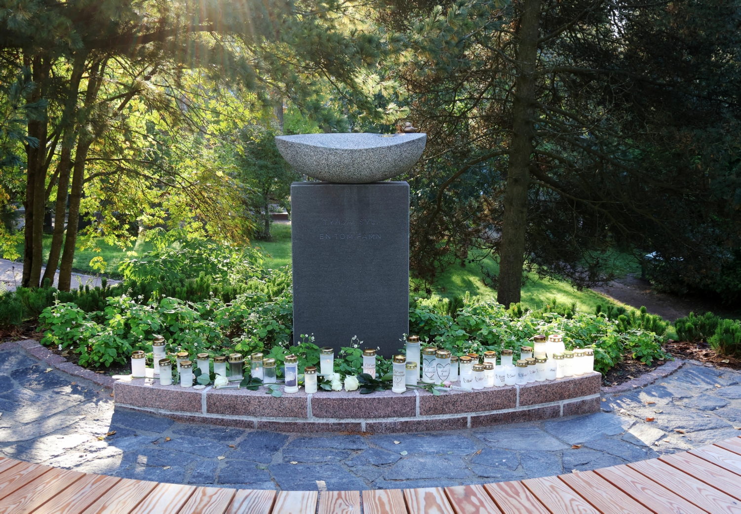 Tyhj� Syli muistelupaikka, n�kym� edest�, Harri Pakarinen, Autuas Monumental Oy