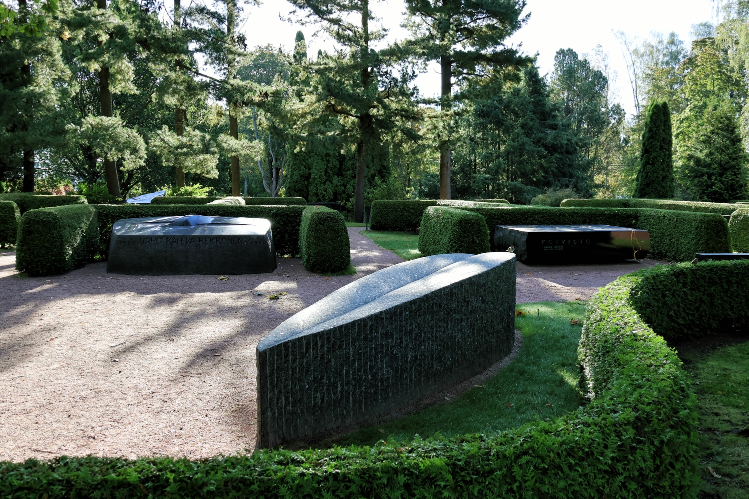 Presidentti Ahtisaari hautamuistomerkki, yleisn�kym� takaa, Harri Pakarinen, Autuas Monumental Oy