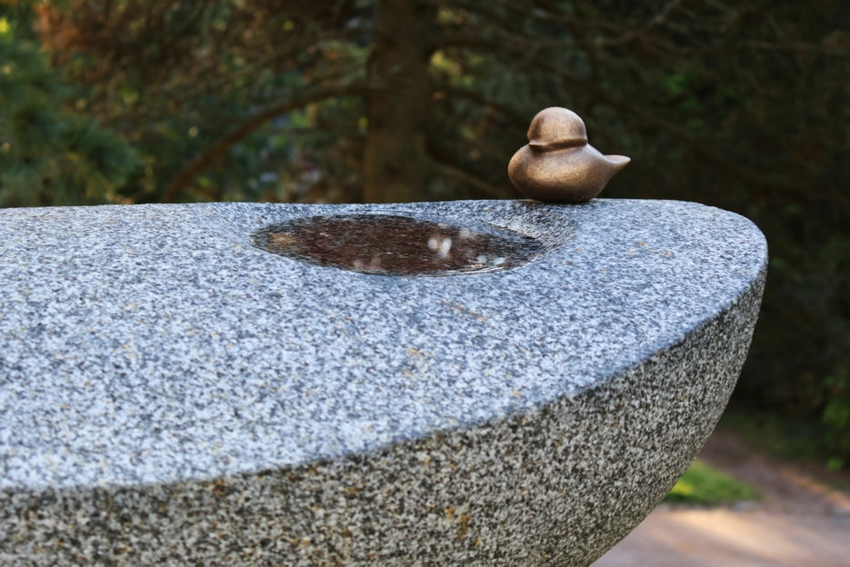 Tyhj� Syli lakikivi ja pronssiveistos l�hikuva, Harri Pakarinen, Autuas Monumental Oy